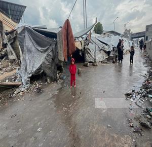 واقع النازحين في غزة قبل تعمق المنخفض الجوي. (تصوير وفا) 